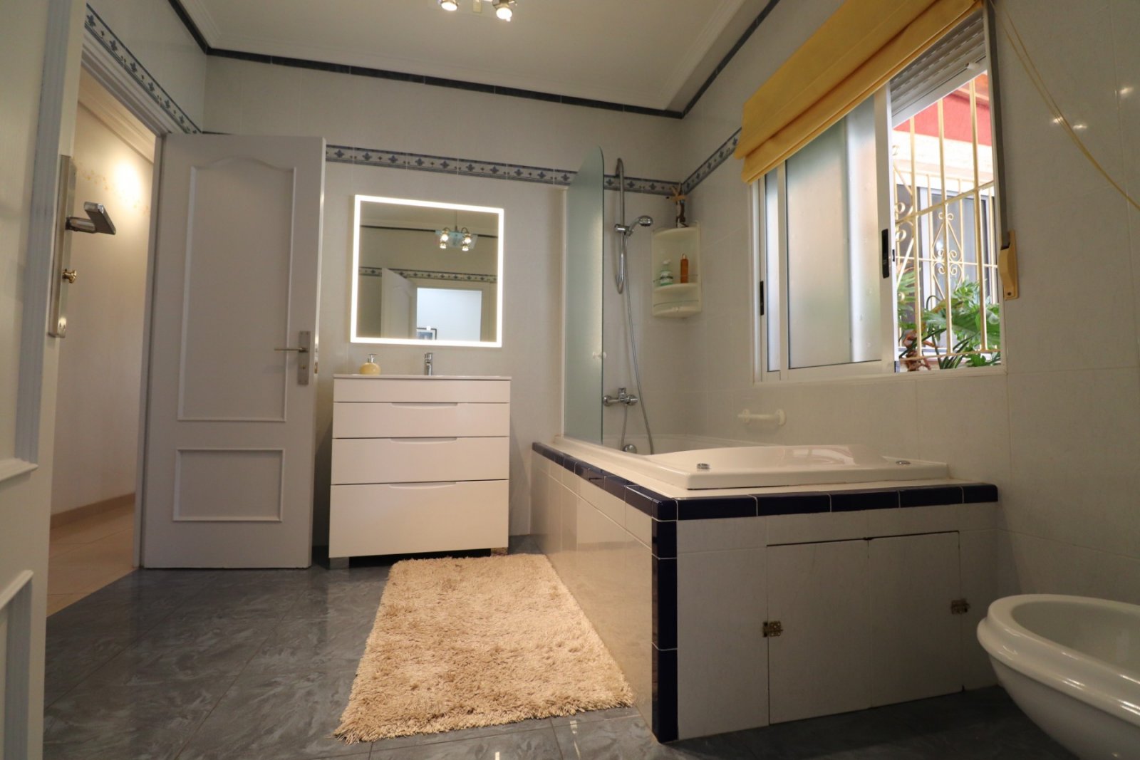   This Incredible, Three Bedroom, Detached Villa in Lomas de la Juliana is located in a prestigious residential area, just a 5-minute drive from Al...