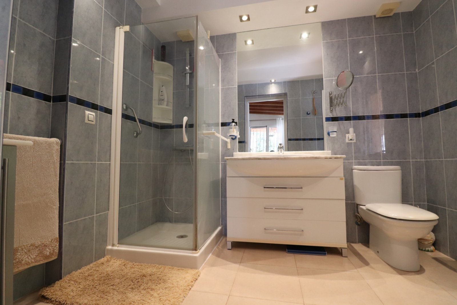   This Incredible, Three Bedroom, Detached Villa in Lomas de la Juliana is located in a prestigious residential area, just a 5-minute drive from Al...