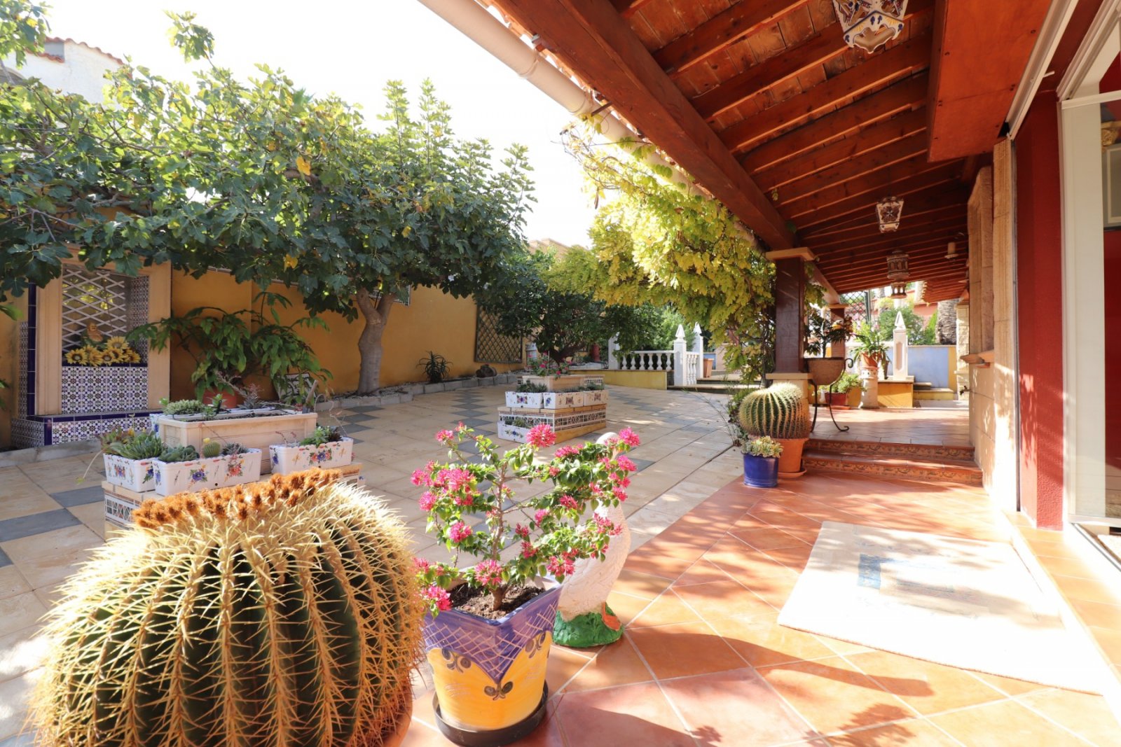   This Incredible, Three Bedroom, Detached Villa in Lomas de la Juliana is located in a prestigious residential area, just a 5-minute drive from Al...
