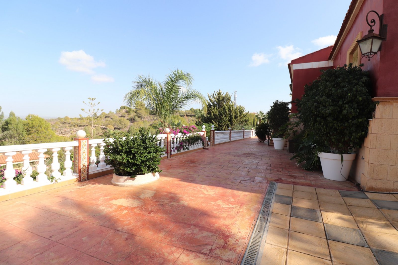   This Incredible, Three Bedroom, Detached Villa in Lomas de la Juliana is located in a prestigious residential area, just a 5-minute drive from Al...
