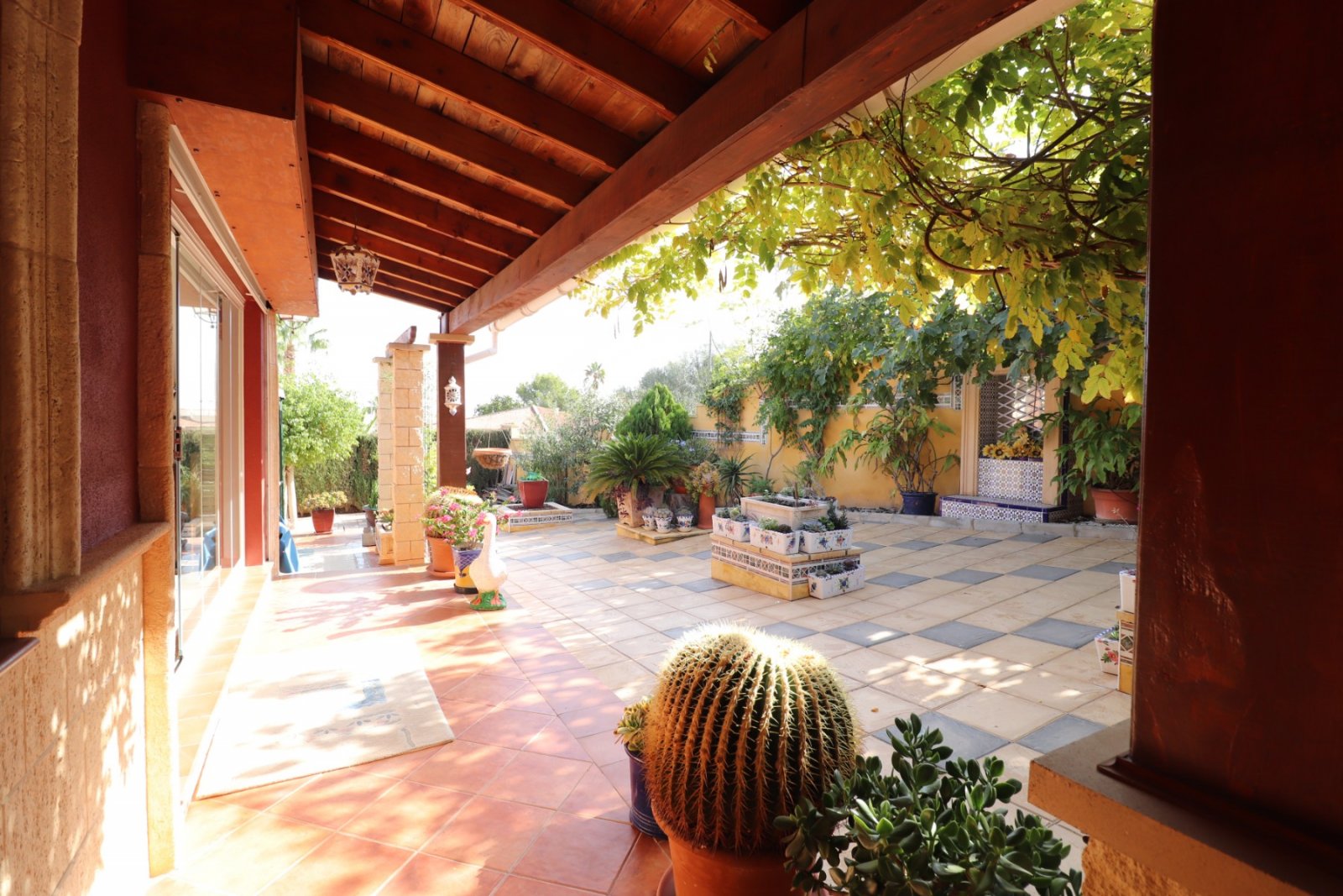   This Incredible, Three Bedroom, Detached Villa in Lomas de la Juliana is located in a prestigious residential area, just a 5-minute drive from Al...