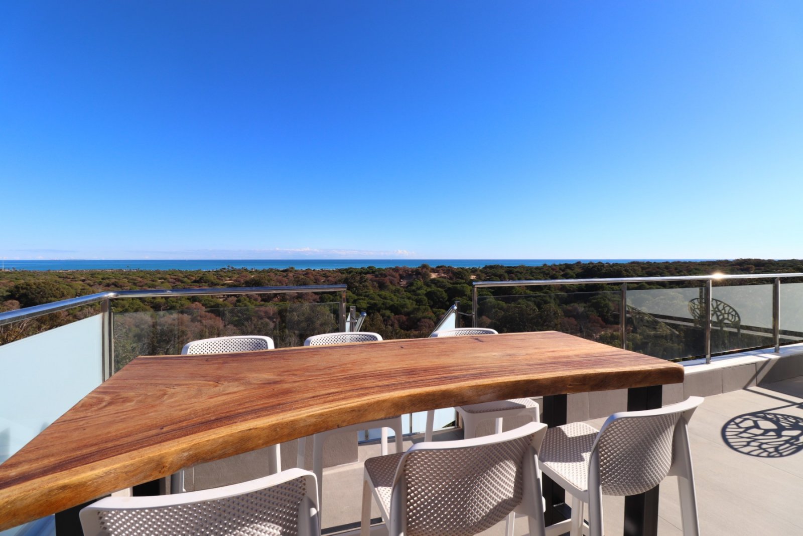   This East Facing, Penthouse, Three Bedroom, Luxurious Apartment in Guardamar del Segura, is located in a highly sought-after area, just a 10-minu...