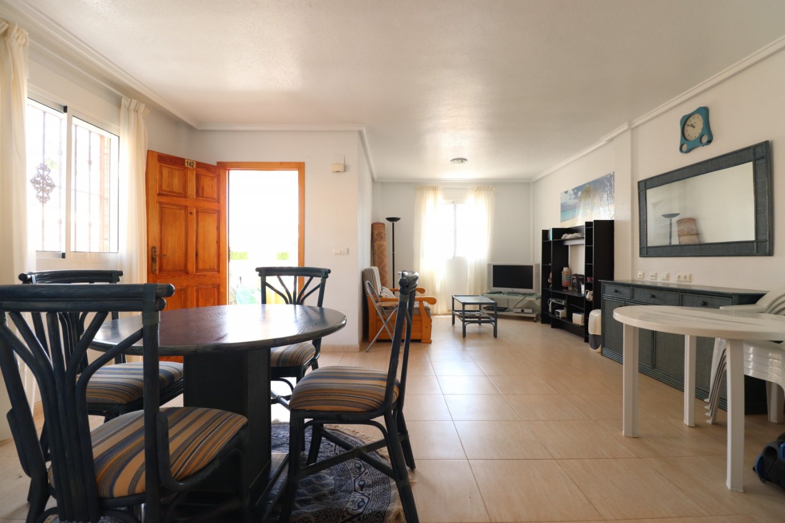 Mediterraner Lebensstil mit Poolblick