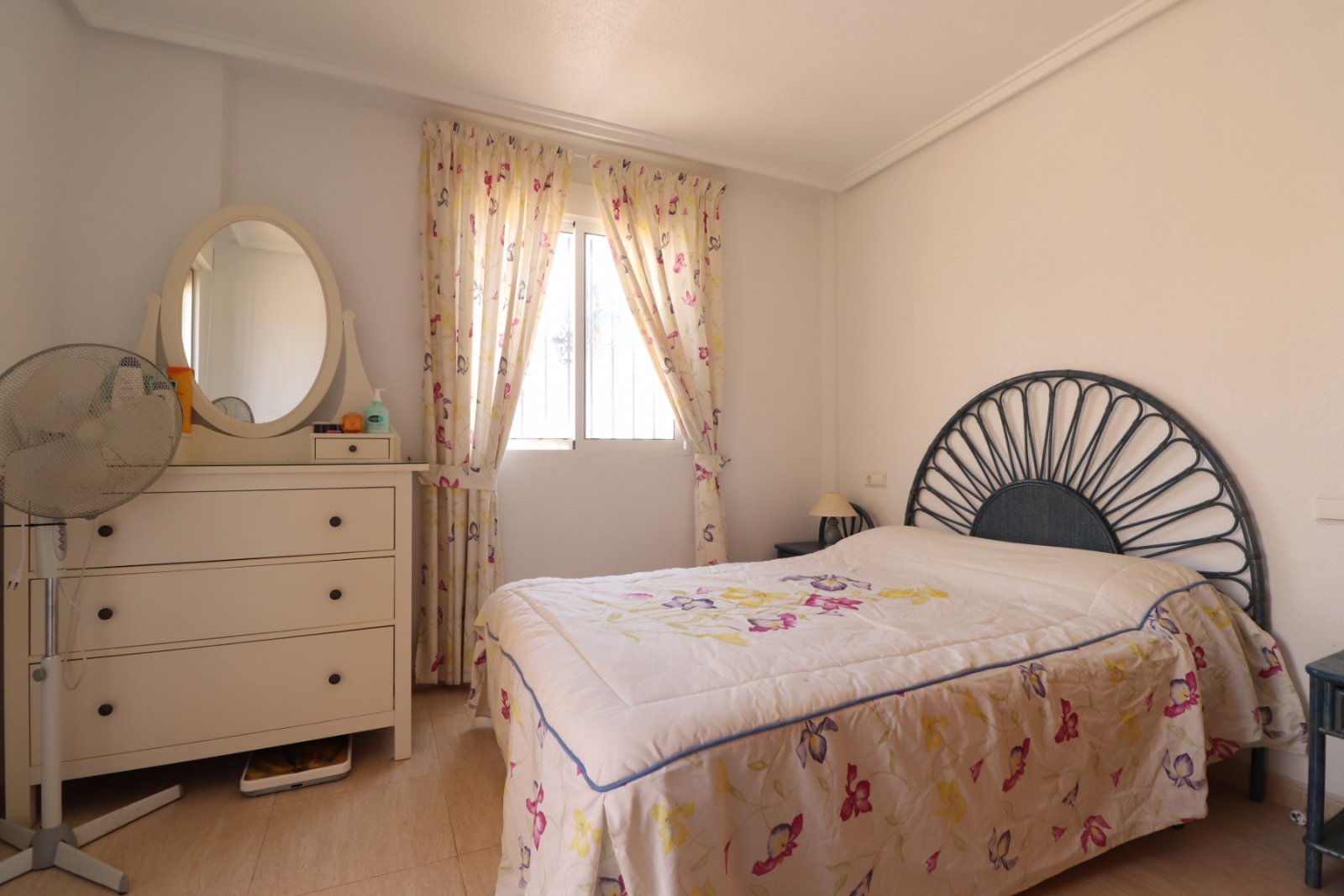 Mediterraner Lebensstil mit Poolblick