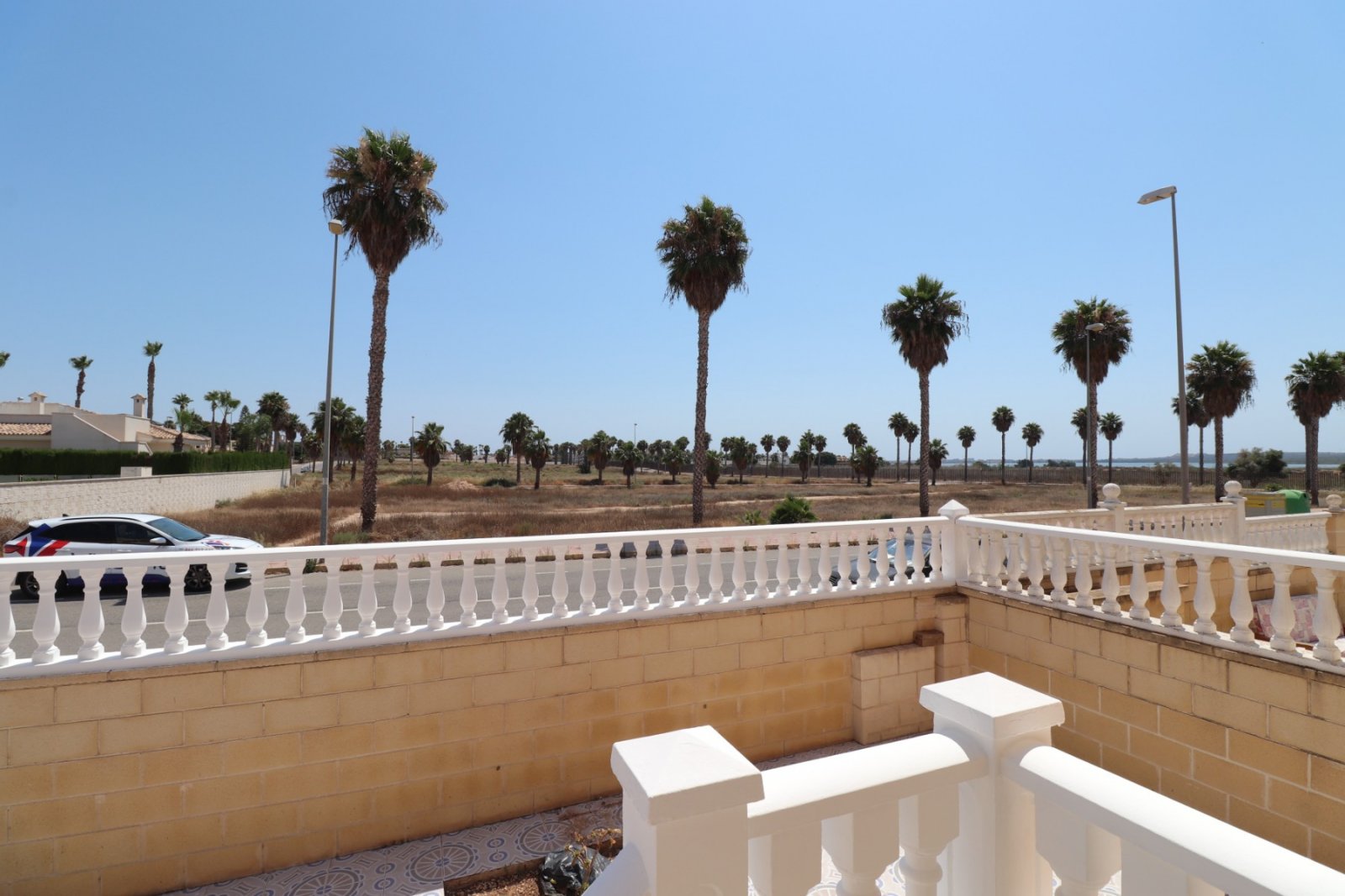 Mediterraner Lebensstil mit Poolblick