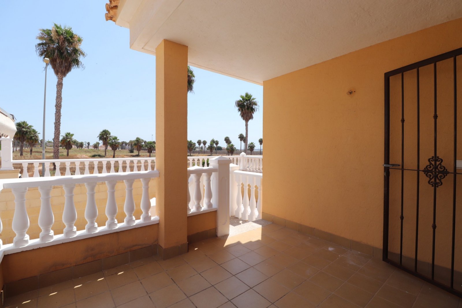 Mediterraner Lebensstil mit Poolblick