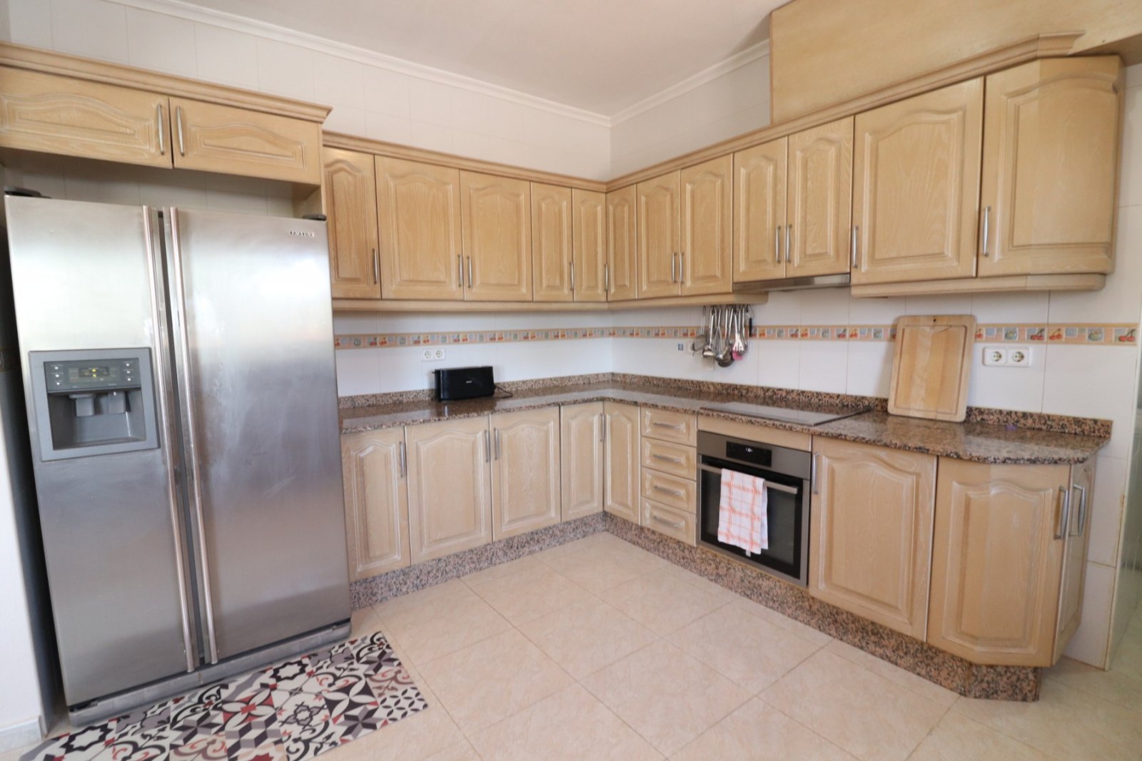   This South Facing, Three Bedroom, Country Villa in Catral is located in the beautiful open countryside, enjoying mountain views yet only a 5 minu...