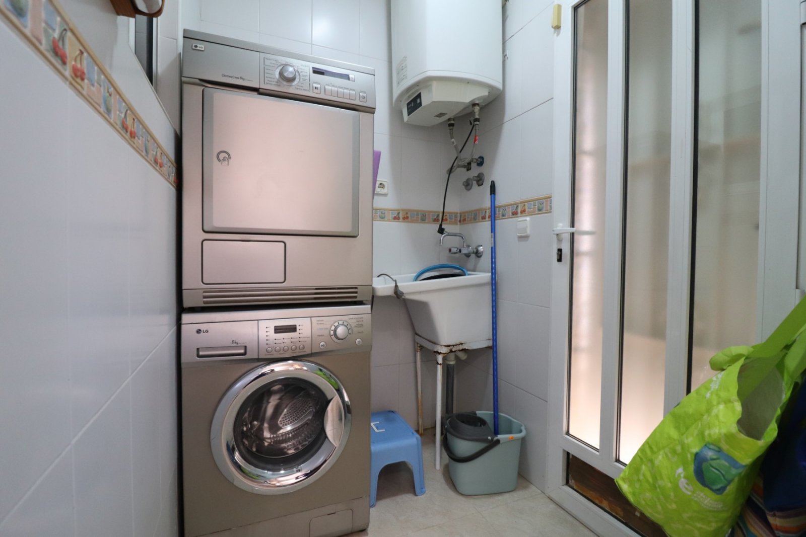   This South Facing, Three Bedroom, Country Villa in Catral is located in the beautiful open countryside, enjoying mountain views yet only a 5 minu...