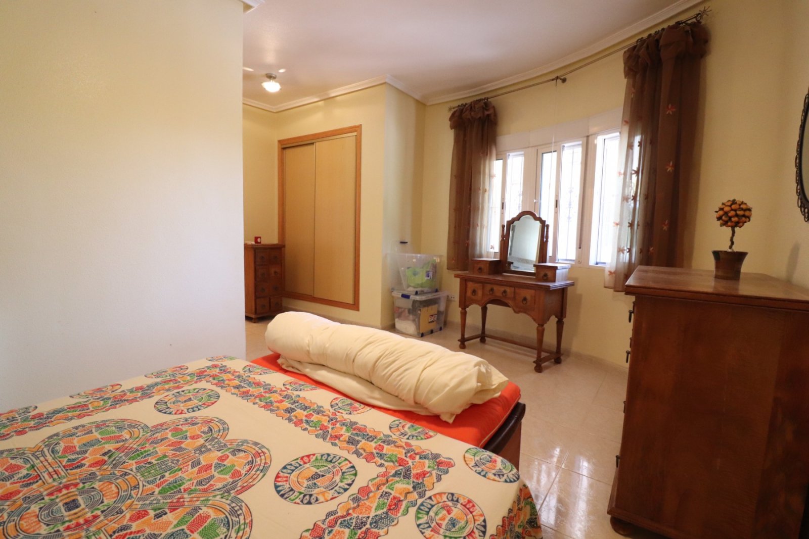   This South Facing, Three Bedroom, Country Villa in Catral is located in the beautiful open countryside, enjoying mountain views yet only a 5 minu...