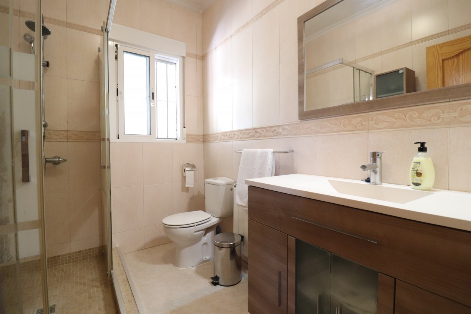   This South Facing, Three Bedroom, Country Villa in Catral is located in the beautiful open countryside, enjoying mountain views yet only a 5 minu...