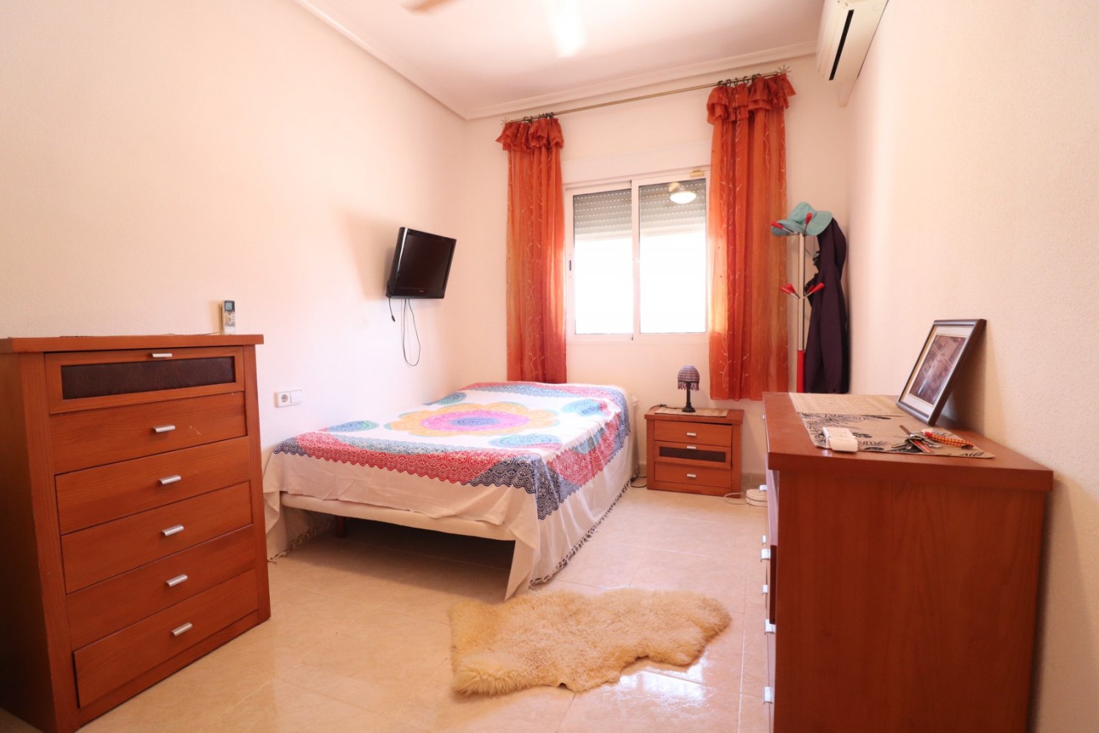   This South Facing, Three Bedroom, Country Villa in Catral is located in the beautiful open countryside, enjoying mountain views yet only a 5 minu...