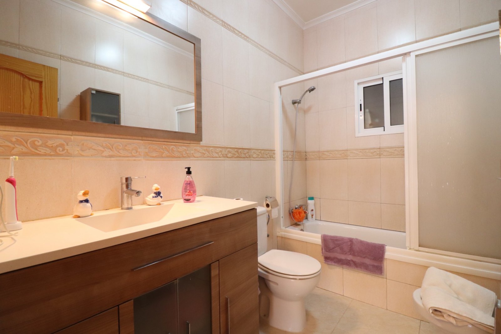   This South Facing, Three Bedroom, Country Villa in Catral is located in the beautiful open countryside, enjoying mountain views yet only a 5 minu...