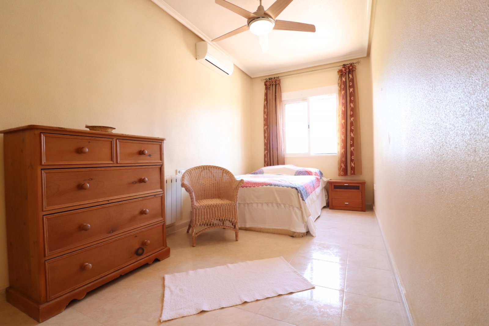   This South Facing, Three Bedroom, Country Villa in Catral is located in the beautiful open countryside, enjoying mountain views yet only a 5 minu...