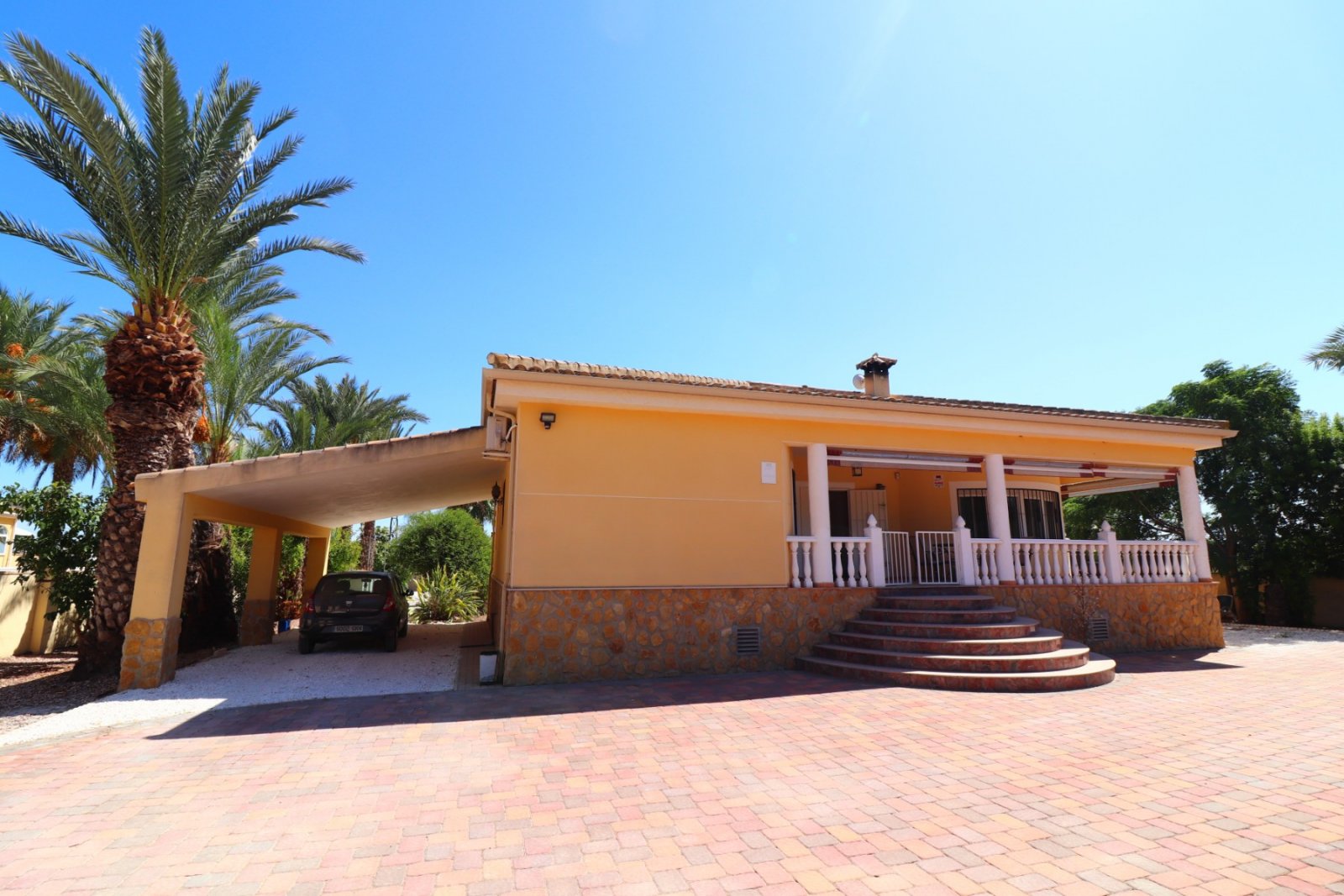   This South Facing, Three Bedroom, Country Villa in Catral is located in the beautiful open countryside, enjoying mountain views yet only a 5 minu...