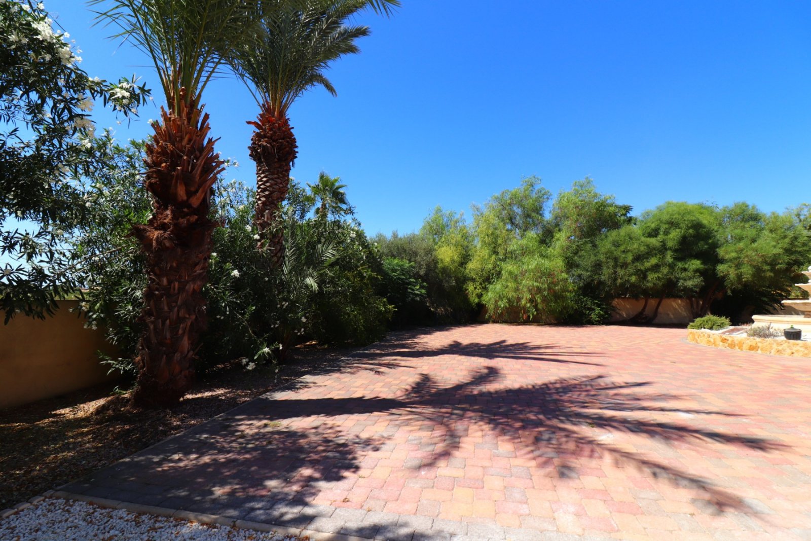   This South Facing, Three Bedroom, Country Villa in Catral is located in the beautiful open countryside, enjoying mountain views yet only a 5 minu...