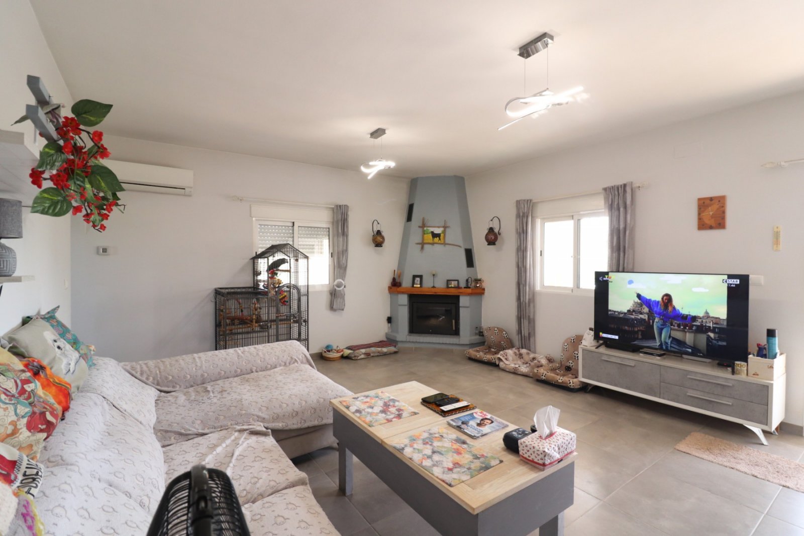   This South Facing, Three Bedroom, Detached Country Villa in La Campaneta is located amongst beautiful citrus groves with a stunning mountain back...