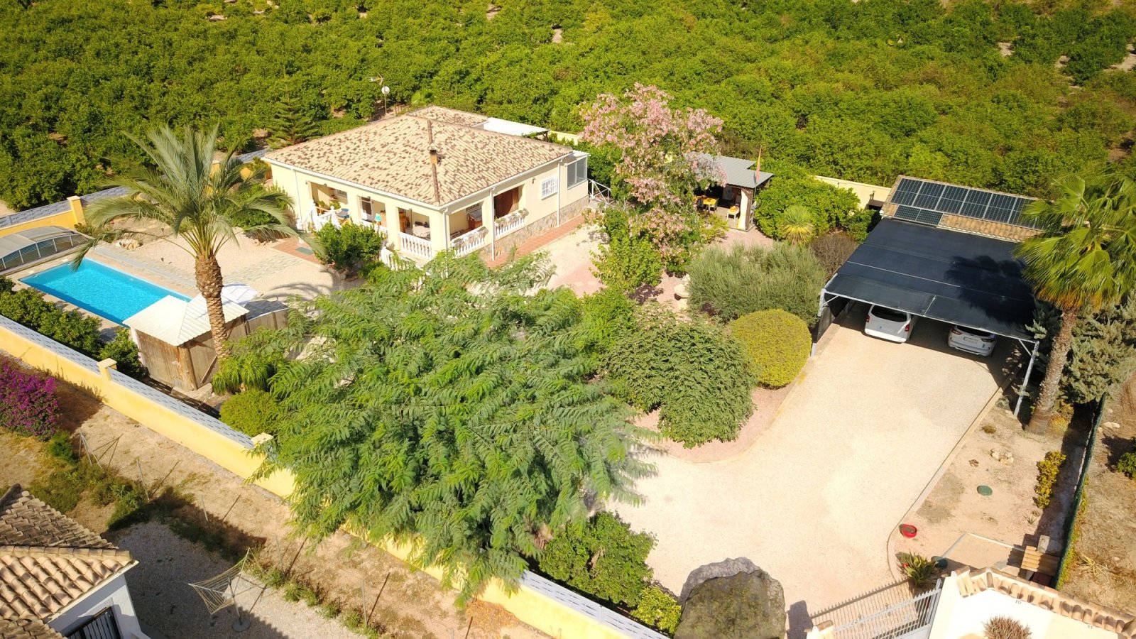   This South Facing, Three Bedroom, Detached Country Villa in La Campaneta is located amongst beautiful citrus groves with a stunning mountain back...