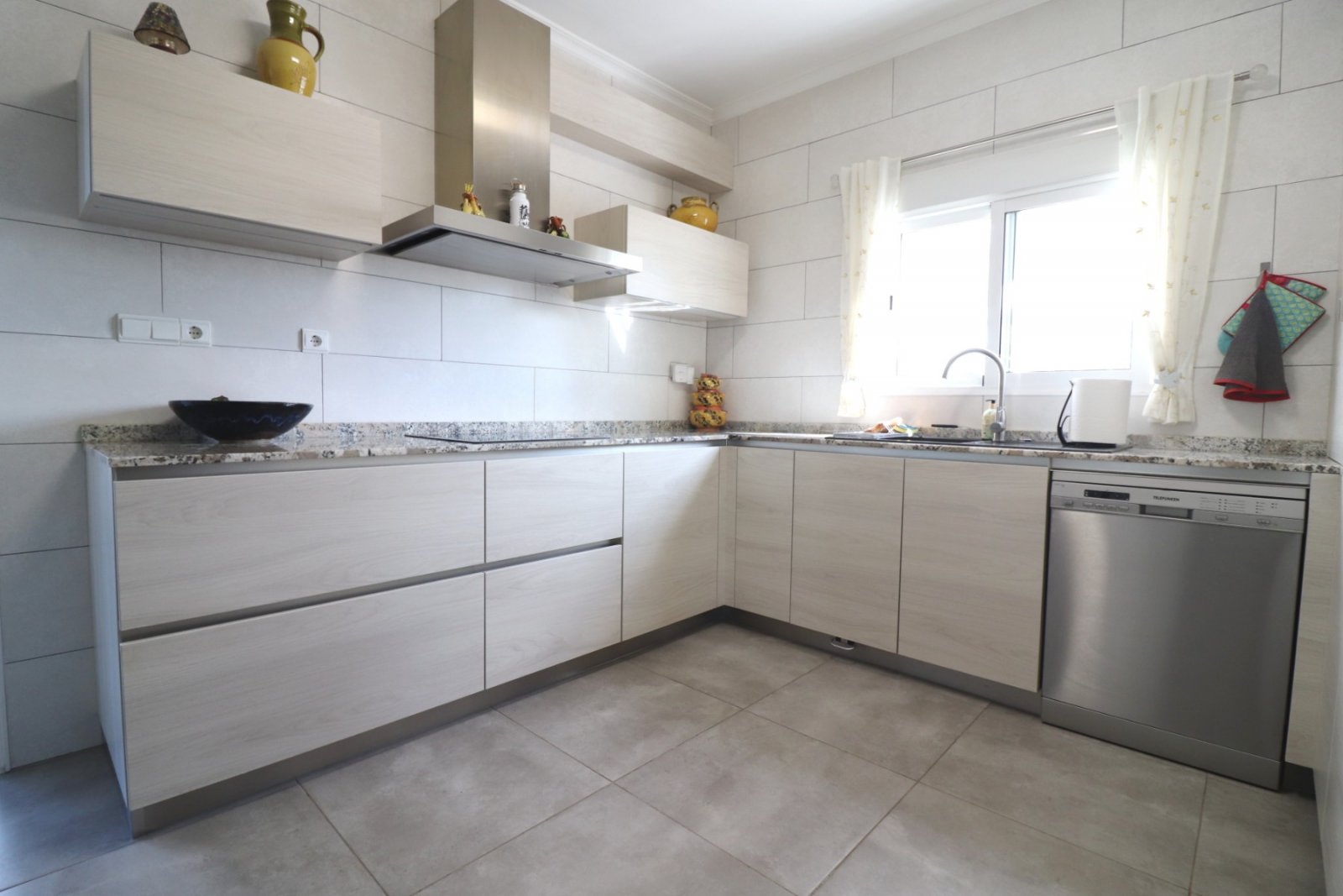   This South Facing, Three Bedroom, Detached Country Villa in La Campaneta is located amongst beautiful citrus groves with a stunning mountain back...