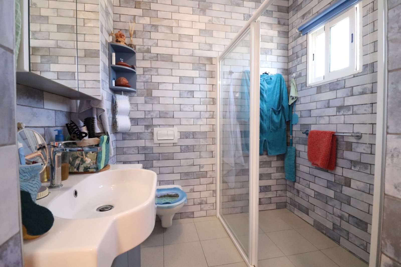   This South Facing, Three Bedroom, Detached Country Villa in La Campaneta is located amongst beautiful citrus groves with a stunning mountain back...