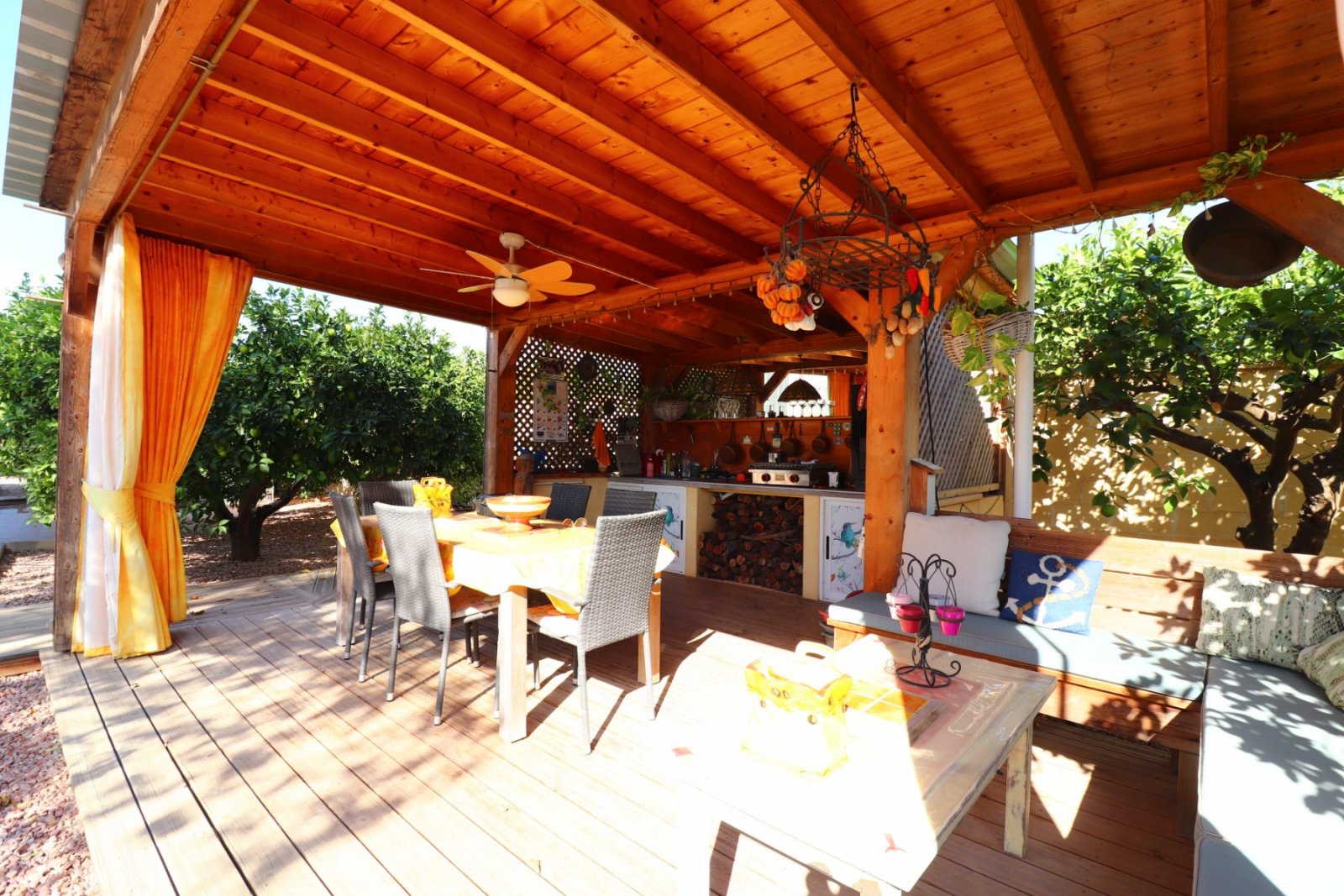   This South Facing, Three Bedroom, Detached Country Villa in La Campaneta is located amongst beautiful citrus groves with a stunning mountain back...