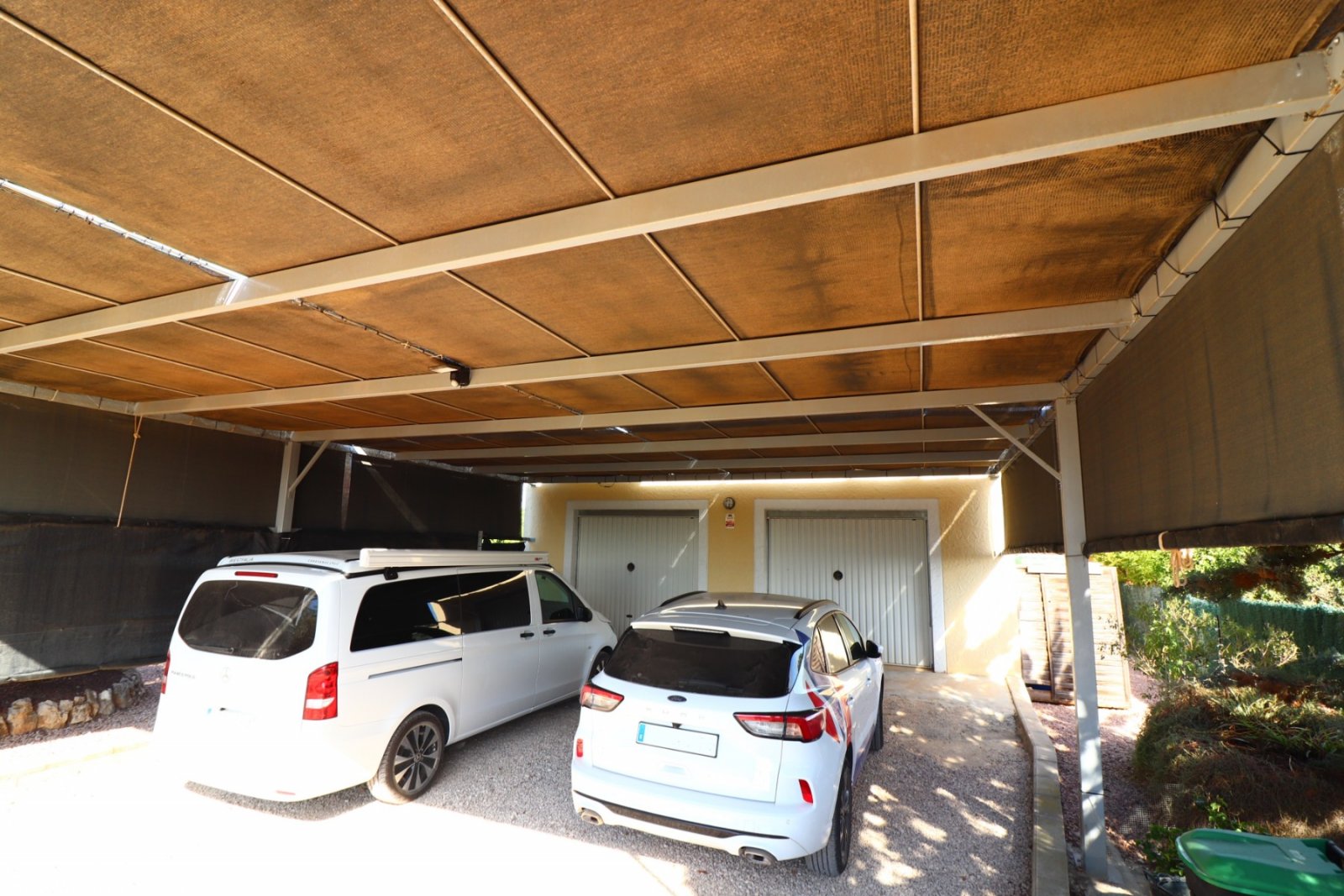   This South Facing, Three Bedroom, Detached Country Villa in La Campaneta is located amongst beautiful citrus groves with a stunning mountain back...