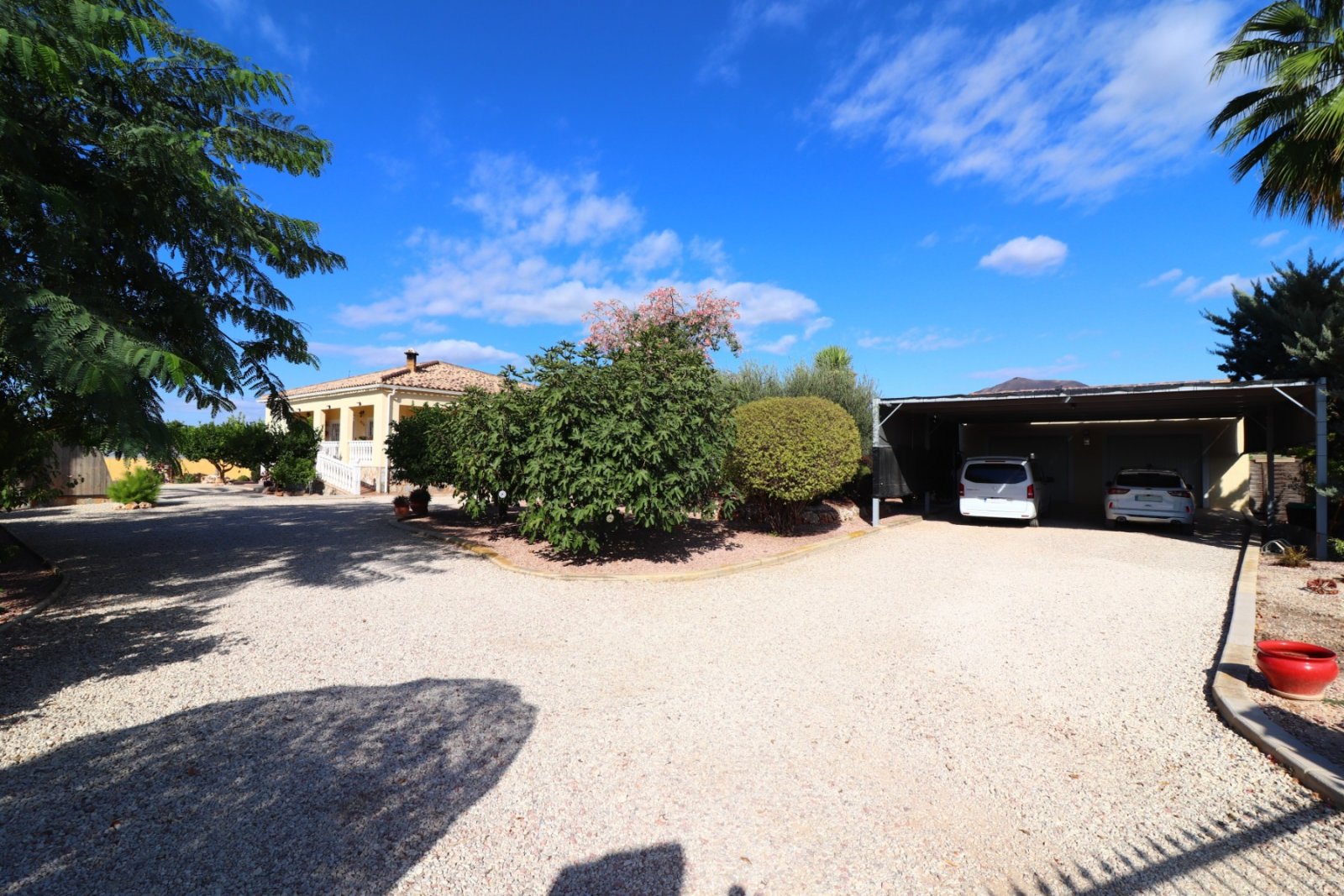   This South Facing, Three Bedroom, Detached Country Villa in La Campaneta is located amongst beautiful citrus groves with a stunning mountain back...