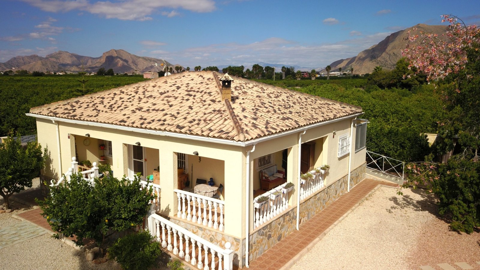   This South Facing, Three Bedroom, Detached Country Villa in La Campaneta is located amongst beautiful citrus groves with a stunning mountain back...