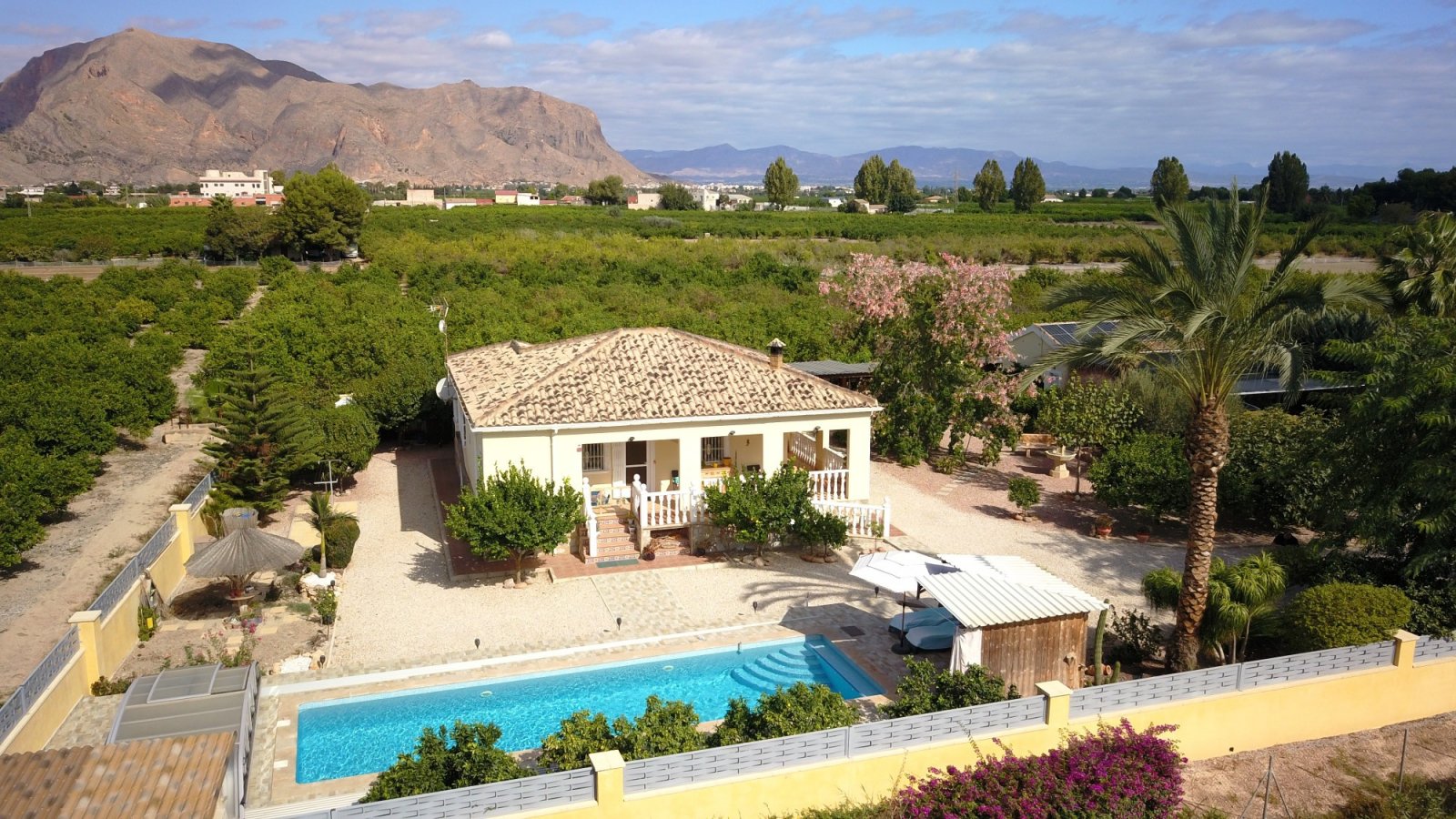   This South Facing, Three Bedroom, Detached Country Villa in La Campaneta is located amongst beautiful citrus groves with a stunning mountain back...