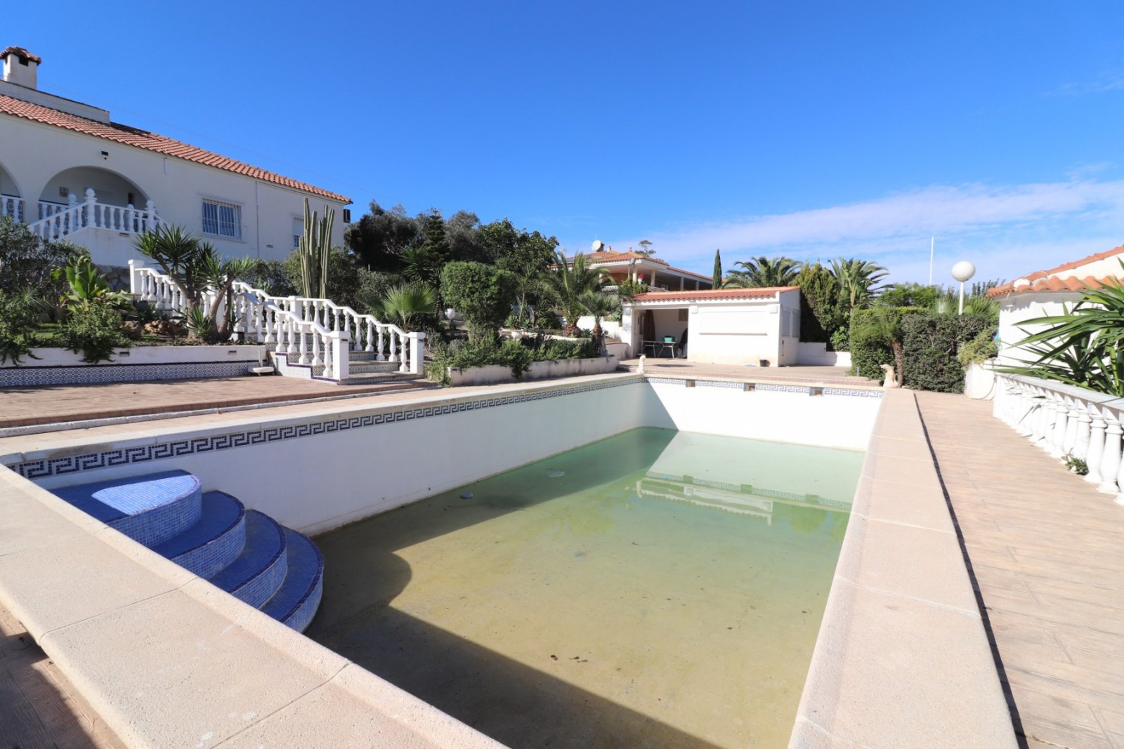   This Spacious, Four Bedroom, Detached Villa in Lomas de la Juliana is located in a prominent position close to La Finca 5* Hotel, Spa and Golf Re...