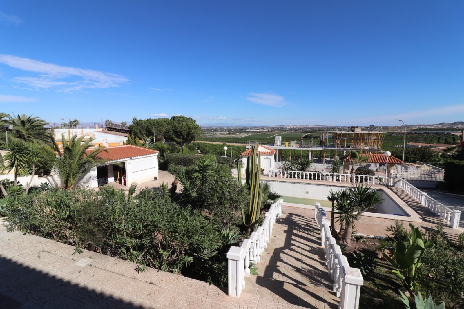   This Spacious, Four Bedroom, Detached Villa in Lomas de la Juliana is located in a prominent position close to La Finca 5* Hotel, Spa and Golf Re...