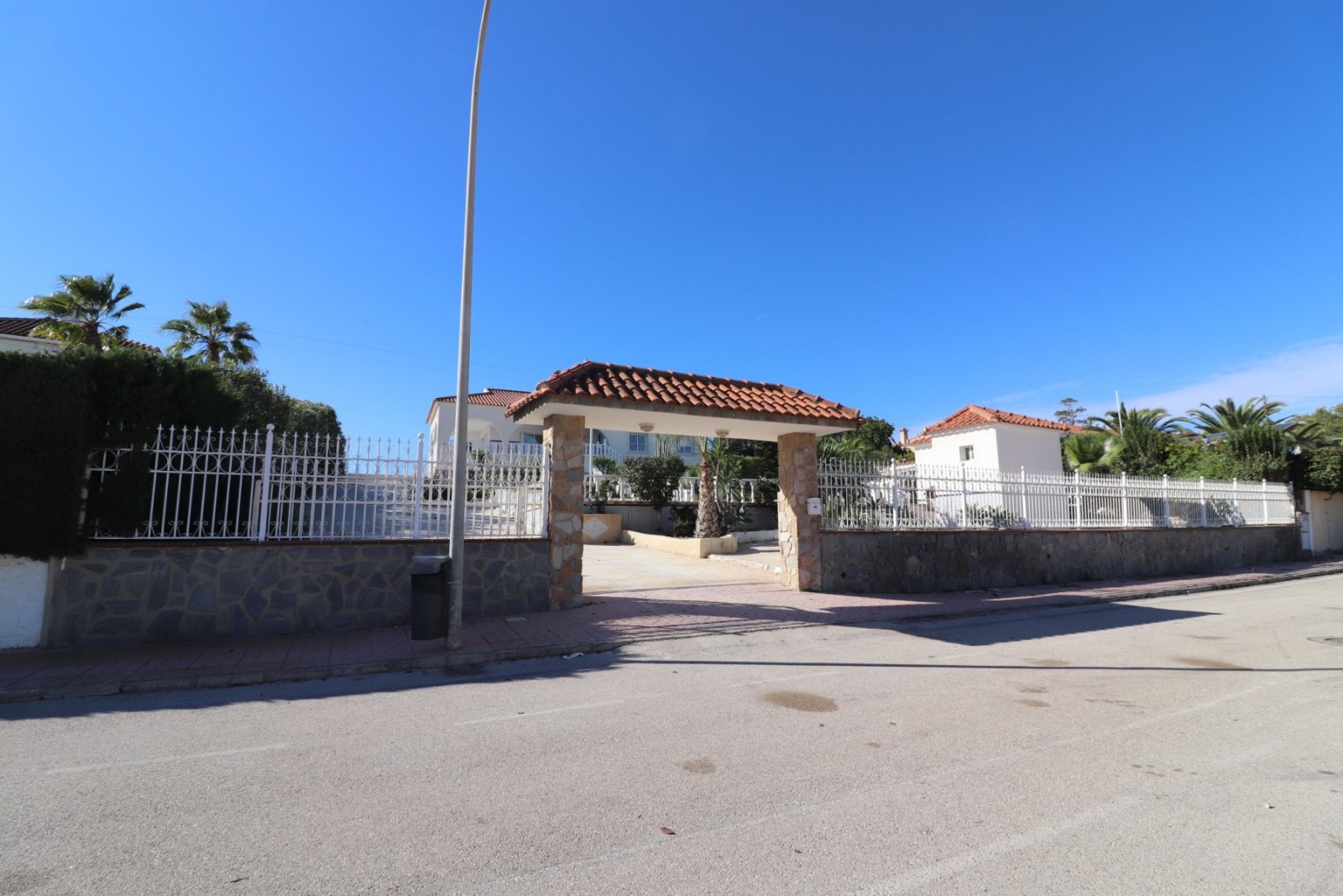  This Spacious, Four Bedroom, Detached Villa in Lomas de la Juliana is located in a prominent position close to La Finca 5* Hotel, Spa and Golf Re...