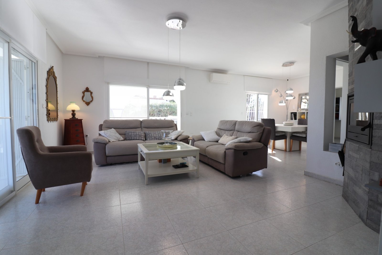   This Spacious, Four Bedroom, Detached Villa in Lomas de la Juliana is located in a prominent position close to La Finca 5* Hotel, Spa and Golf Re...
