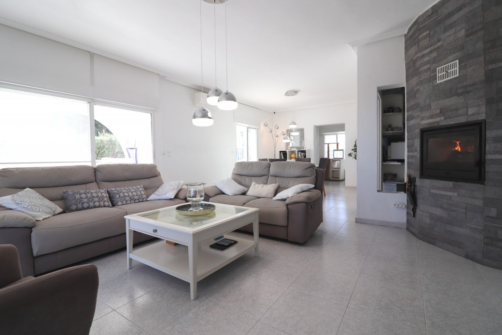   This Spacious, Four Bedroom, Detached Villa in Lomas de la Juliana is located in a prominent position close to La Finca 5* Hotel, Spa and Golf Re...
