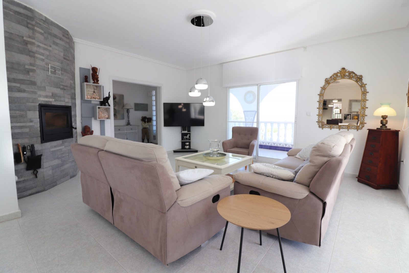   This Spacious, Four Bedroom, Detached Villa in Lomas de la Juliana is located in a prominent position close to La Finca 5* Hotel, Spa and Golf Re...