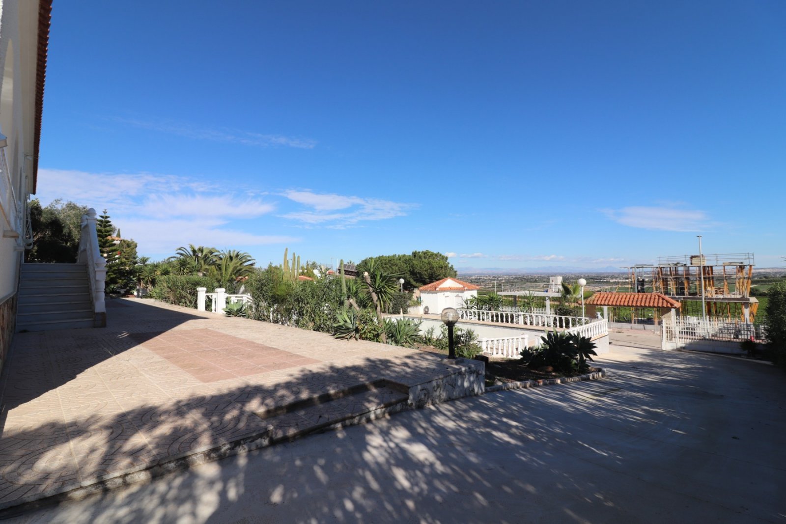   This Spacious, Four Bedroom, Detached Villa in Lomas de la Juliana is located in a prominent position close to La Finca 5* Hotel, Spa and Golf Re...