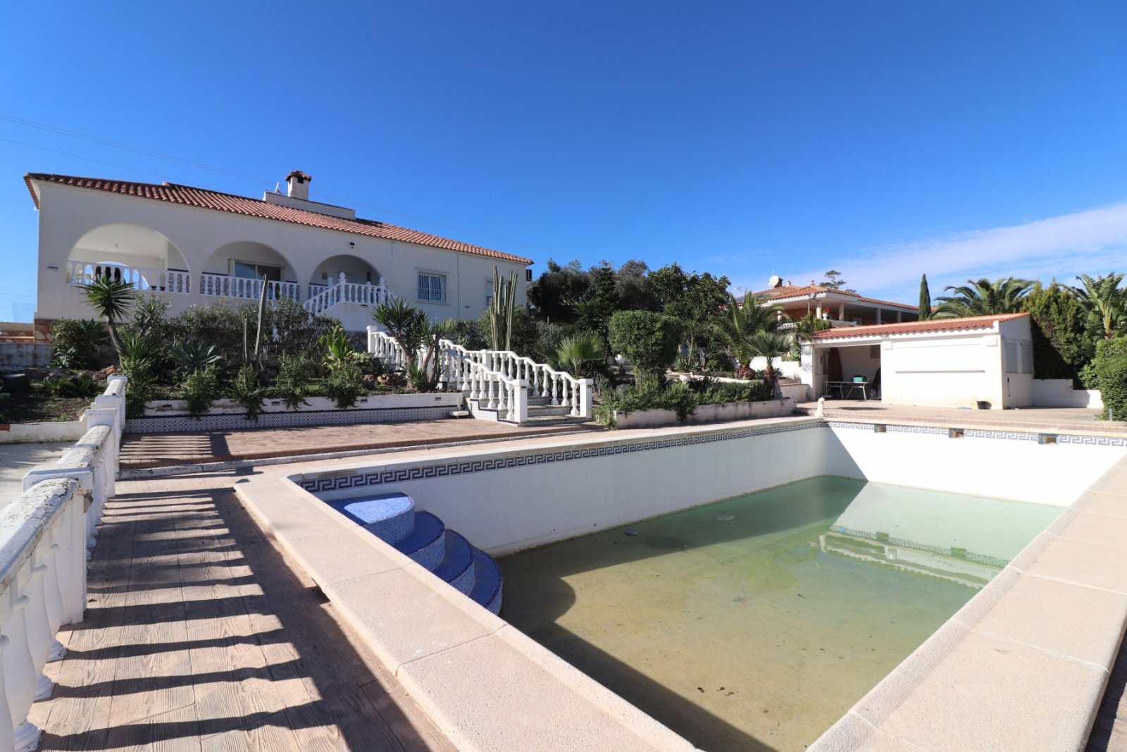   This Spacious, Four Bedroom, Detached Villa in Lomas de la Juliana is located in a prominent position close to La Finca 5* Hotel, Spa and Golf Re...