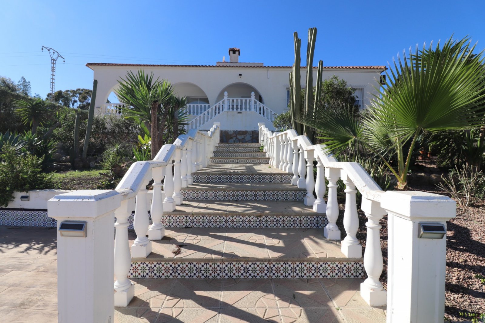   This Spacious, Four Bedroom, Detached Villa in Lomas de la Juliana is located in a prominent position close to La Finca 5* Hotel, Spa and Golf Re...