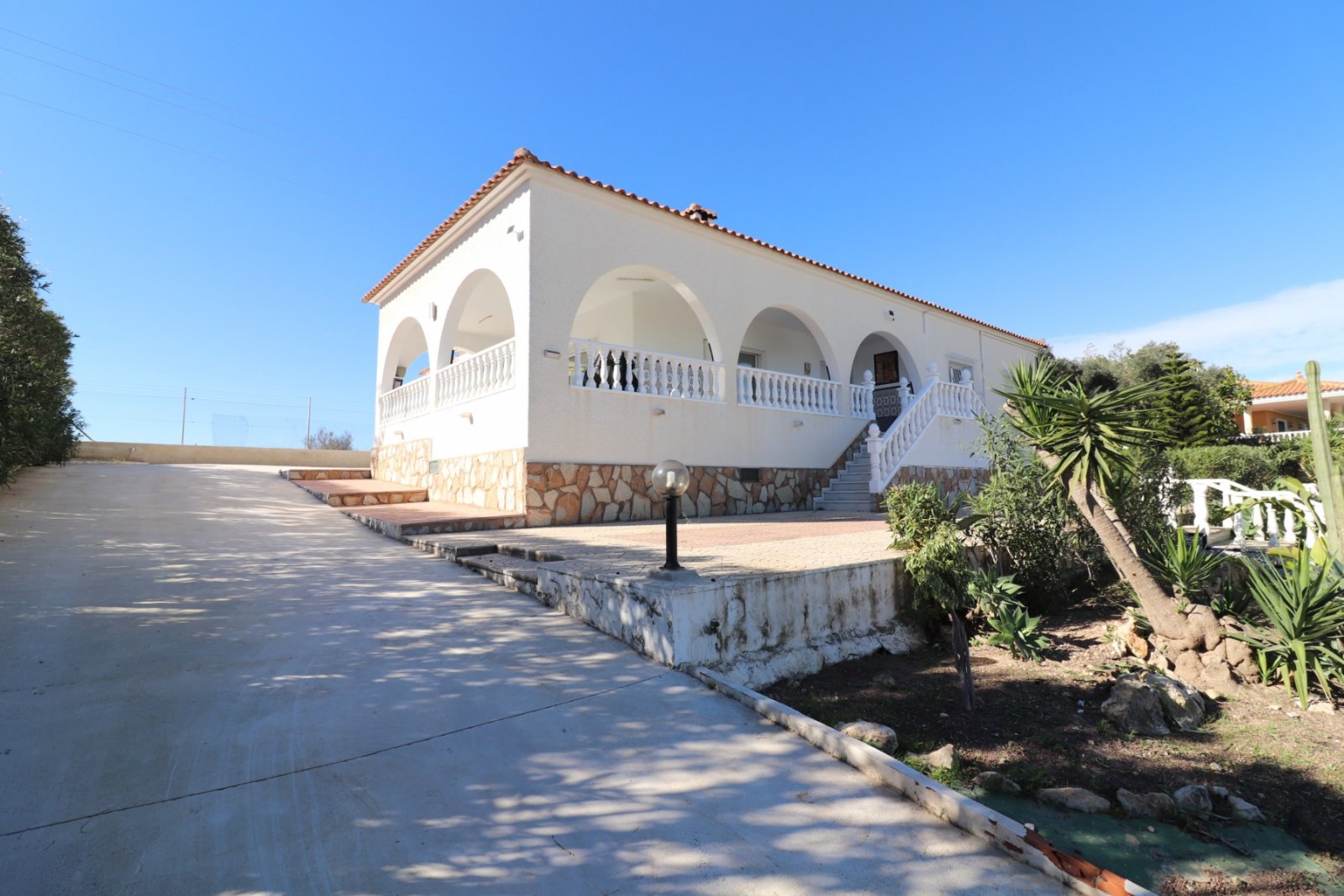   This Spacious, Four Bedroom, Detached Villa in Lomas de la Juliana is located in a prominent position close to La Finca 5* Hotel, Spa and Golf Re...
