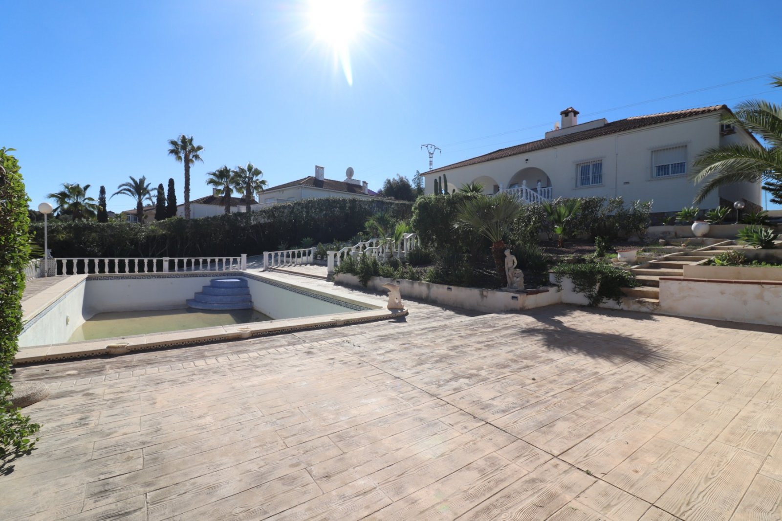   This Spacious, Four Bedroom, Detached Villa in Lomas de la Juliana is located in a prominent position close to La Finca 5* Hotel, Spa and Golf Re...