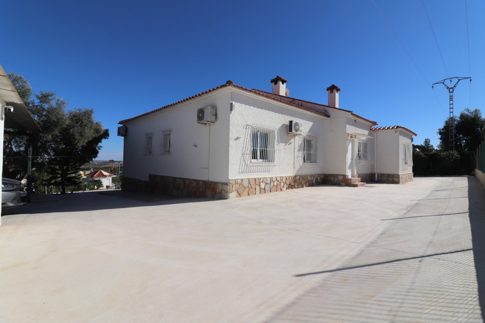   This Spacious, Four Bedroom, Detached Villa in Lomas de la Juliana is located in a prominent position close to La Finca 5* Hotel, Spa and Golf Re...