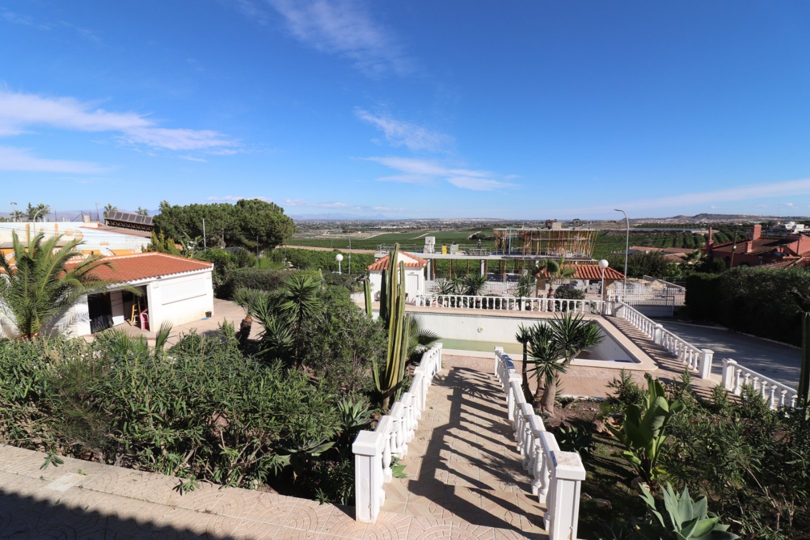   This Spacious, Four Bedroom, Detached Villa in Lomas de la Juliana is located in a prominent position close to La Finca 5* Hotel, Spa and Golf Re...