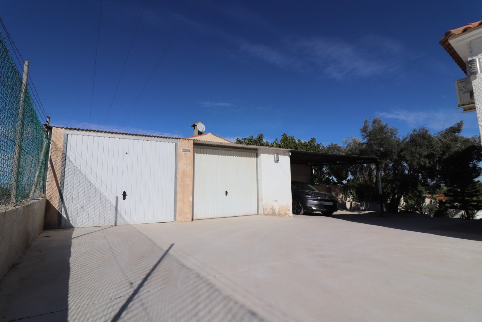   This Spacious, Four Bedroom, Detached Villa in Lomas de la Juliana is located in a prominent position close to La Finca 5* Hotel, Spa and Golf Re...