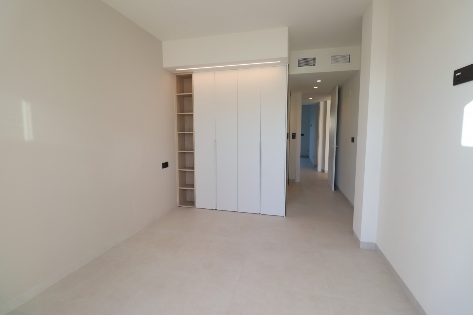   This South Facing Two Bedroom Ground Floor Apartment in Benijofar, is located in a desirable and modern residential area, just a five-minute driv...