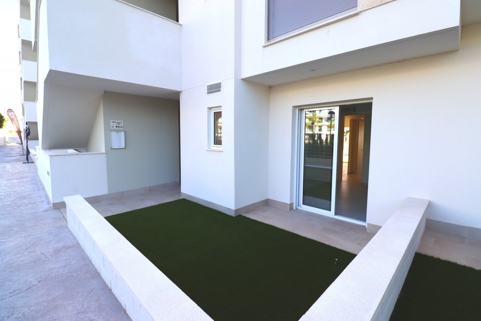   This South Facing Two Bedroom Ground Floor Apartment in Benijofar, is located in a desirable and modern residential area, just a five-minute driv...