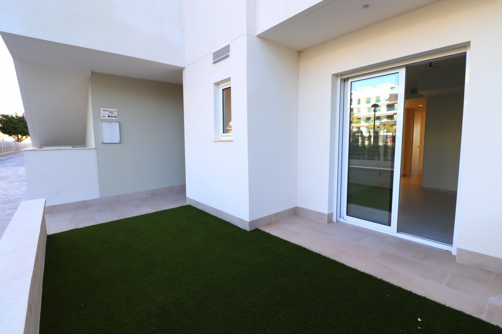   This South Facing Two Bedroom Ground Floor Apartment in Benijofar, is located in a desirable and modern residential area, just a five-minute driv...