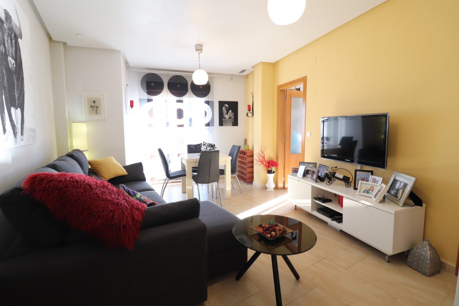   This East Facing, Two Bedroom, Top Floor Apartment in Benijofar, is located central to all amenities this buzzing town has to offer, including a ...