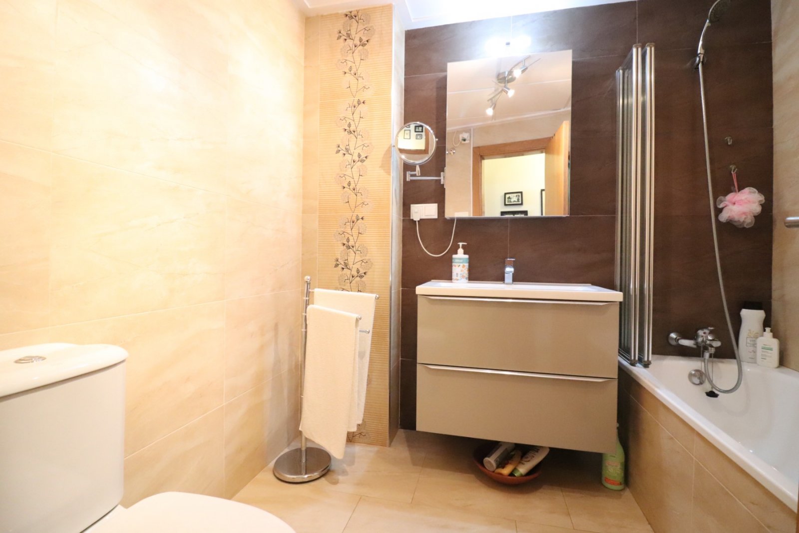   This East Facing, Two Bedroom, Top Floor Apartment in Benijofar, is located central to all amenities this buzzing town has to offer, including a ...