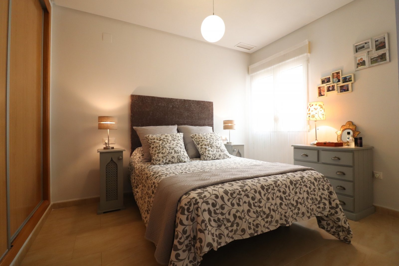   This East Facing, Two Bedroom, Top Floor Apartment in Benijofar, is located central to all amenities this buzzing town has to offer, including a ...