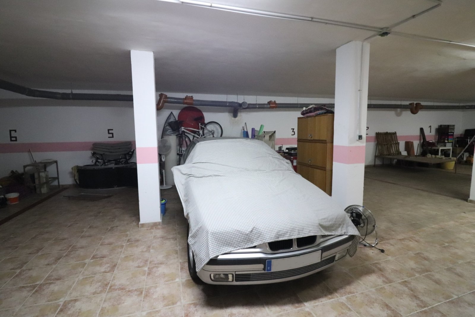   This East Facing, Two Bedroom, Top Floor Apartment in Benijofar, is located central to all amenities this buzzing town has to offer, including a ...