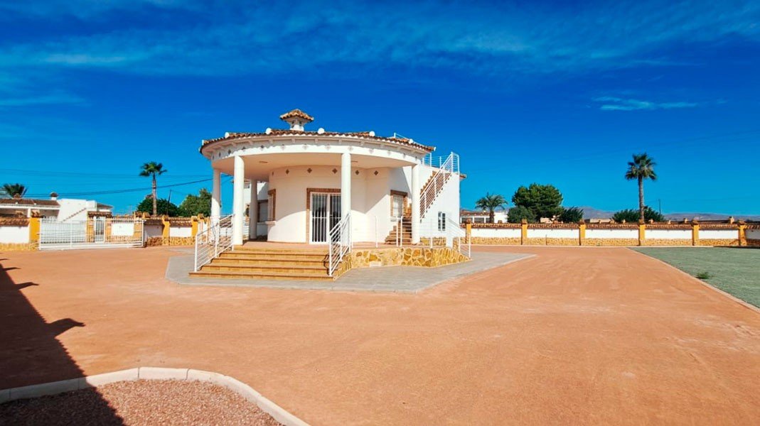   This South Facing, Three Bedroom, Detached Country Villa in Catral, is located in an idyllic&amp;nbsp; setting surrounded by countryside and moun...